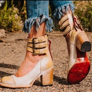 NIB Freebird by Steven Bonnie in yellow snake